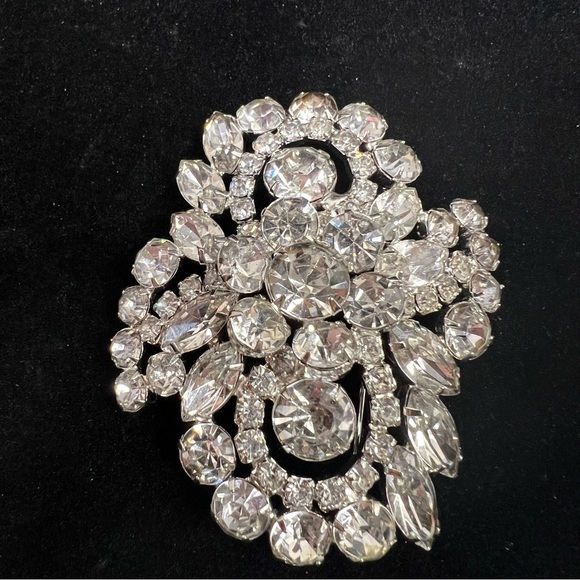 Beautiful Large Vintage Clear Rhinestone Brooch w/ Silver Tone Setting - Picture 3 of 7